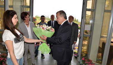 SRSG Zahir Tanin (right) was received with a bouquet of flowers by Agrocoop’s staff, a successful Shtime/Stimlje privately owned enterprise. 2016©UNMIK Poto by: Shpend Bërbatovci