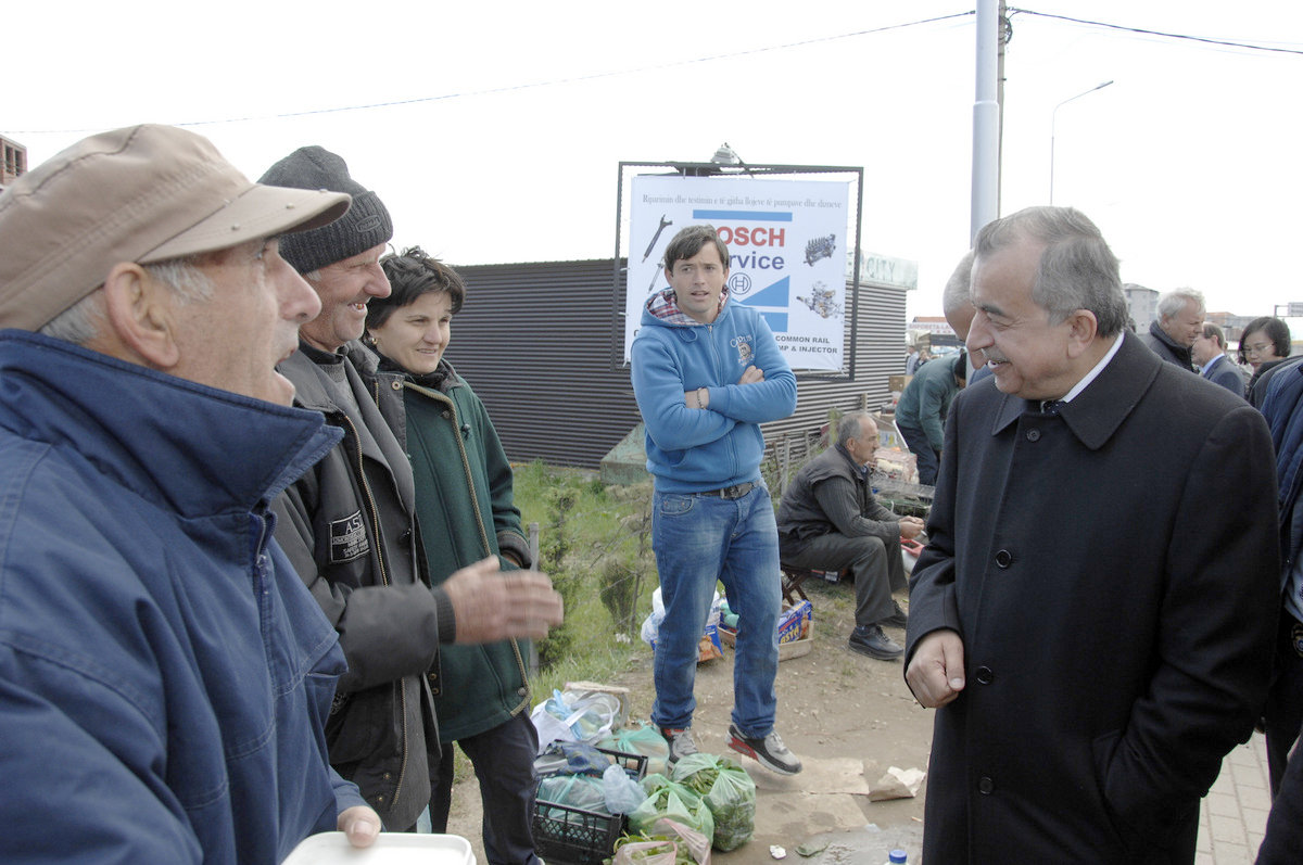 SRSG Zahir Tanin(right), speaking with Serb sellers at the market in Bresje, municipality of Fushe Kosova/Kosovo Polje 2016©UNMIK Photo by: Arton Muçolli