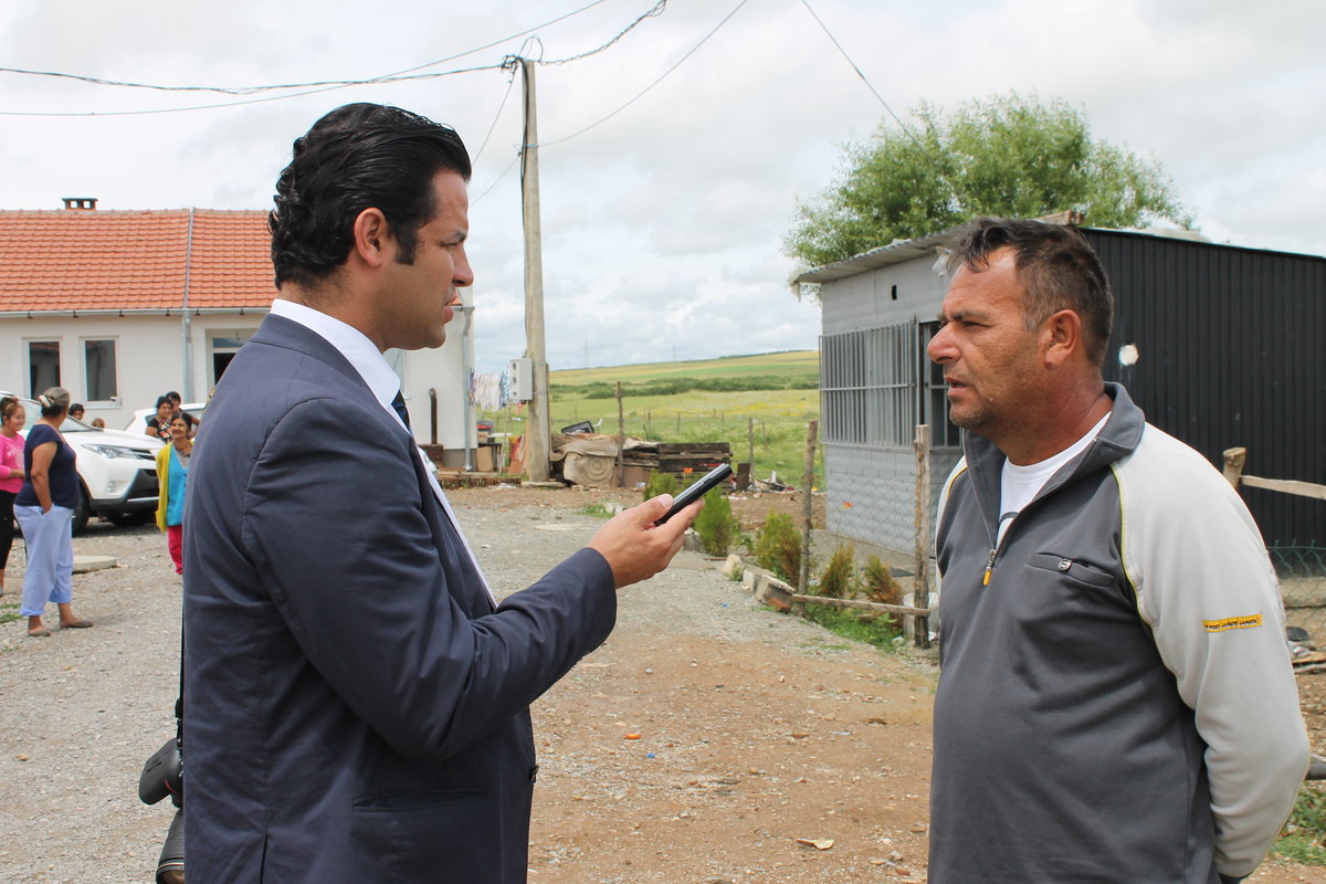Shpend Bërbatovci interviewing Mr. Muharrem Ibrahimi, a newly returned Internally Displaced Person in Gjakovë/Ɖakovica. ©UNMIK Photo: Shpend Halili