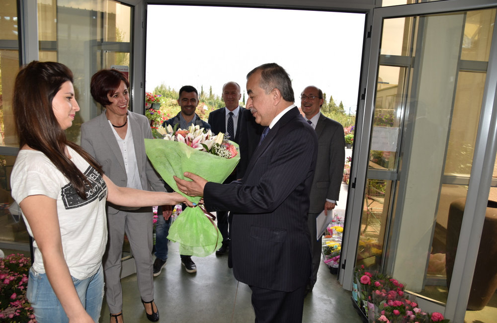 SRSG Zahir Tanin (right) was received with a bouquet of flowers by  Agrocoop’s  staff, a successful Shtime/Stimlje privately owned enterprise. 2016©UNMIK Poto by: Shpend Bërbatovci