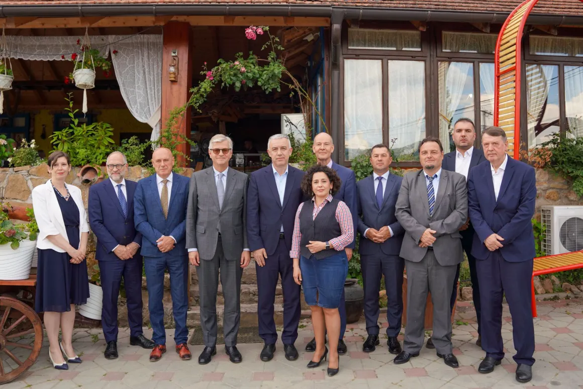 Men and women group picture outdoors