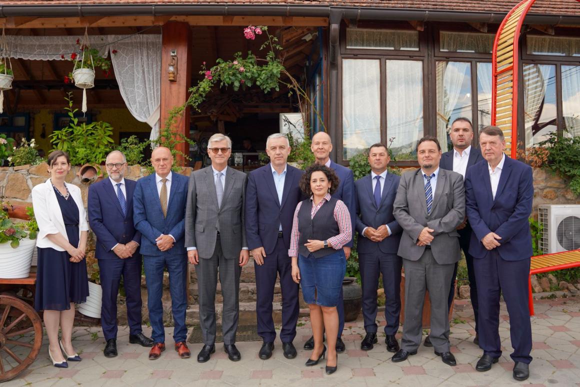 Men and women group picture outdoors