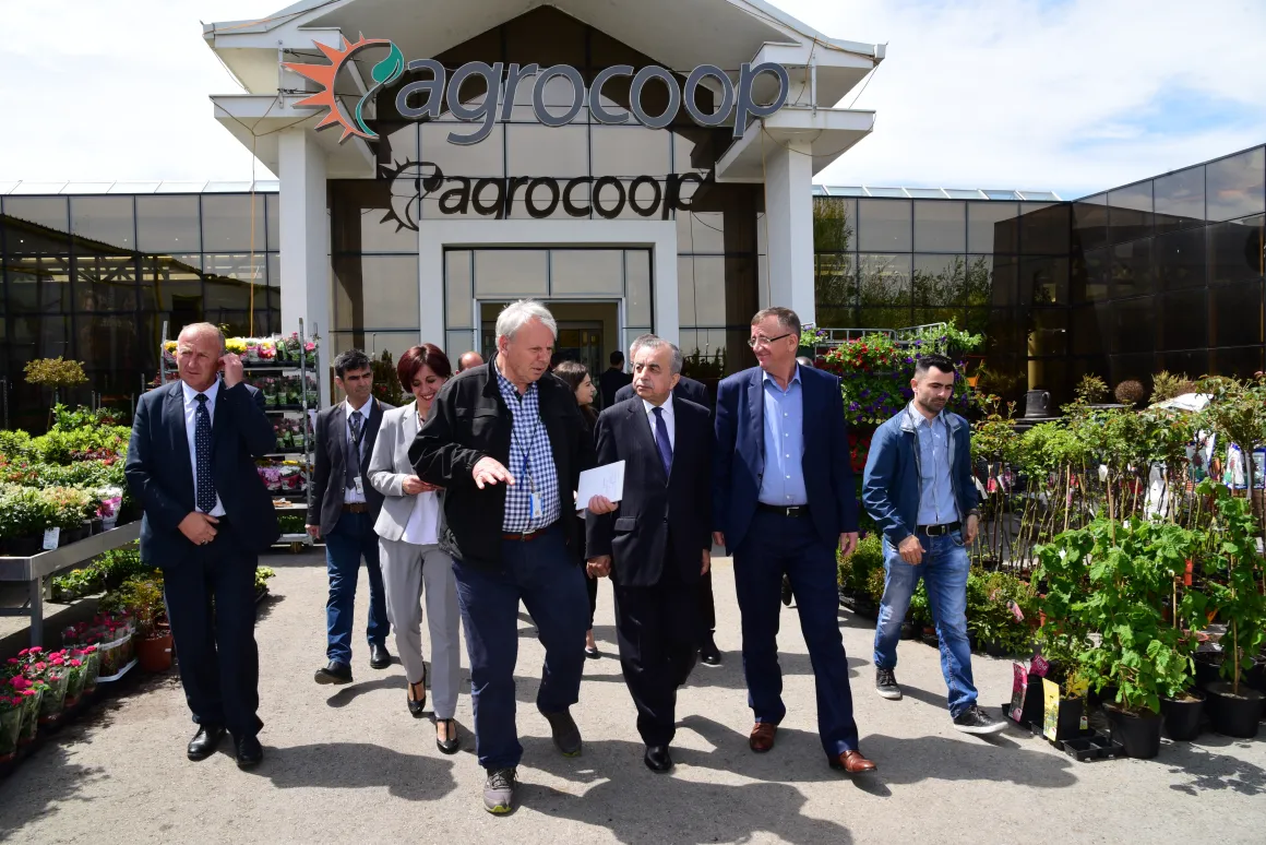 SRSG Zahir Tanin  being introduced to Agrocoop’s enterprise.​ 