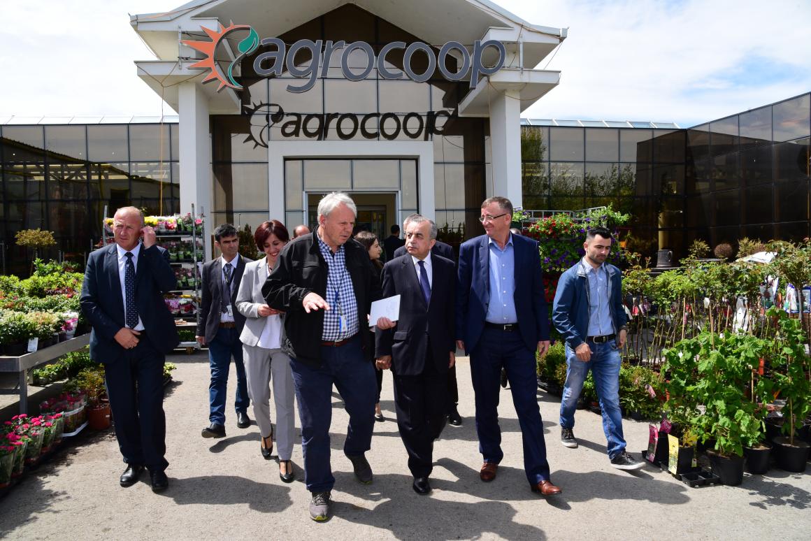 SRSG Zahir Tanin  being introduced to Agrocoop’s enterprise.​ 